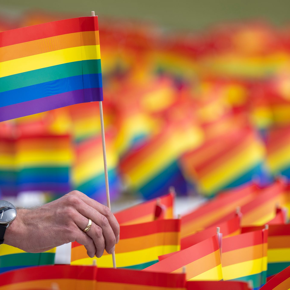Auch gegen die Regenbogenfahne wurde bei den Vereinten Nationen schon protestiert. Sie symbolisiert Toleranz gegenüber allen Menschen, die sich nicht im traditionellen Rollenbild zwischen Mann und Frau sehen. (Archiv) - Foto: Monika Skolimowska/dpa