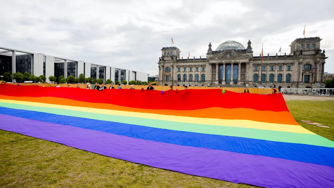 In vielen Ländern wird für die LGBTQI+ Rechte demonstriert - doch es gibt auch Gegenwind. (Archivbild) - Bild: Christoph Soeder/dpa