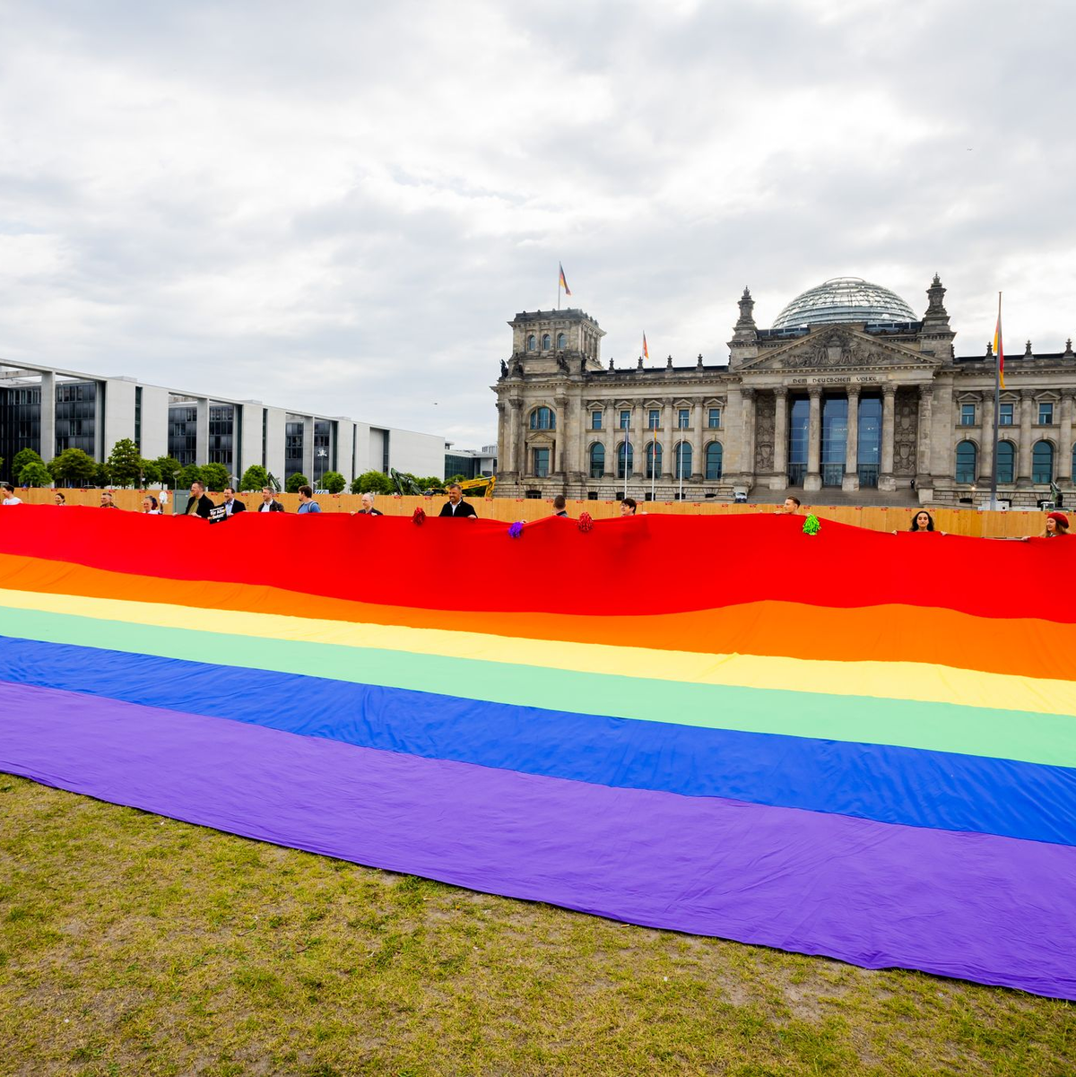 In vielen Ländern wird für die LGBTQI+ Rechte demonstriert - doch es gibt auch Gegenwind. (Archivbild) - Foto: Christoph Soeder/dpa
