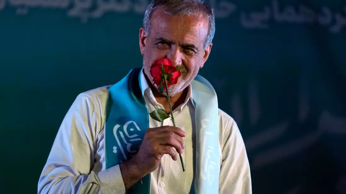Peseschkian warb im Wahlkampf vor allem mit bürgerlichen Positionen. (Archivbild) - Bild: Vahid Salemi/AP
