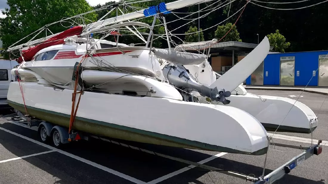 HZA-SI: Segelboot schippert auf Anhänger am ZOLL vorbei - Bild: presseportal.de