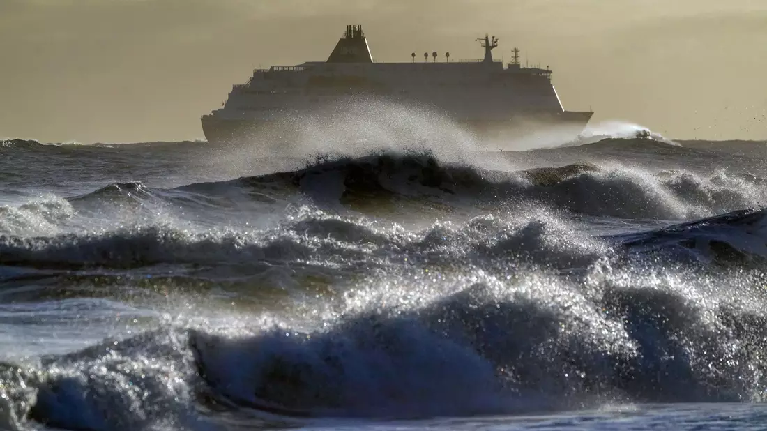 Verringerte Schwefelabgase in der Schifffahrt sind wohl mitverantwortlich für die Temperaturrekorde in den Ozeanen. - Bild: Owen Humphreys/PA Wire/dpa