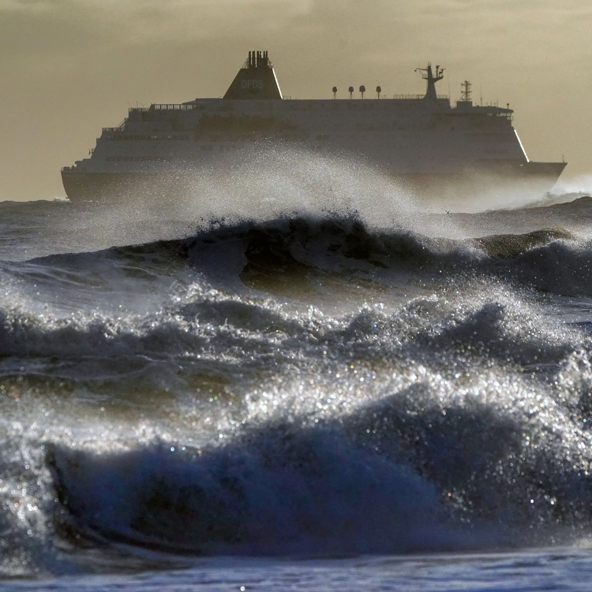 Erwartet werden etwa hohen Wellen, die küstennahe Straßen und Häuser treffen können. (Archivbild) - Foto: Owen Humphreys/PA Wire/dpa