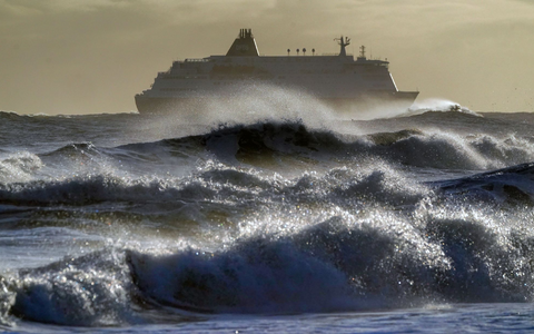Erwartet werden etwa hohen Wellen, die kĂŒstennahe StraĂen und HĂ€user treffen können. (Archivbild) - Foto: Owen Humphreys/PA Wire/dpa Erwartet werden etwa hohen Wellen, die kĂŒstennahe StraĂen und HĂ€user treffen können. (Archivbild) - Foto: Owen Humphreys/PA Wire/dpa