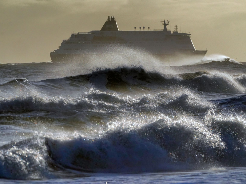 Erwartet werden etwa hohen Wellen, die küstennahe Straßen und Häuser treffen können. (Archivbild) - Foto: Owen Humphreys/PA Wire/dpa