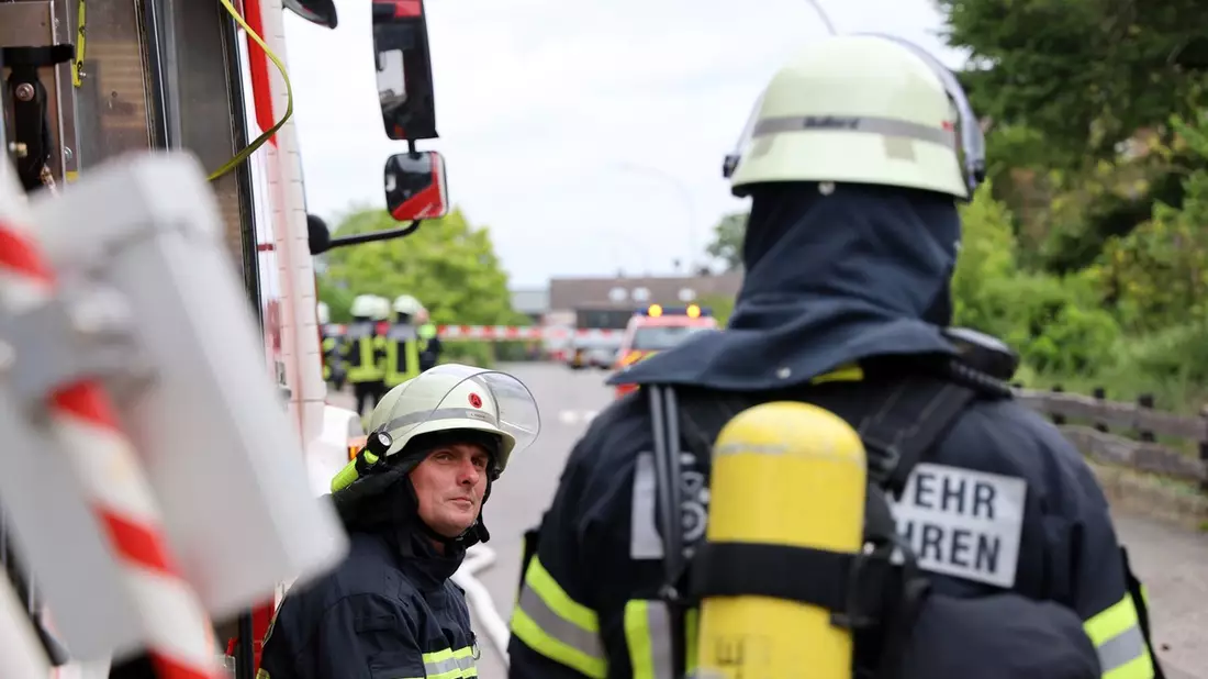 FW Hambühren: Gasleitung bei Erdarbeiten beschädigt / Feuerwehr sichert Gefahrenstelle - Bild: presseportal.de