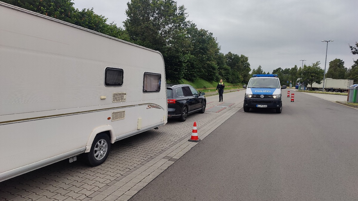 POL-EL: A31 / Emsland/Grafschaft Bentheim - Kontrollen des Reiseverkehrs zu Ferienbeginn - wenige Verstöße bei Kontrollen des Fernreiseverkehrs festgestellt - Foto: presseportal.de