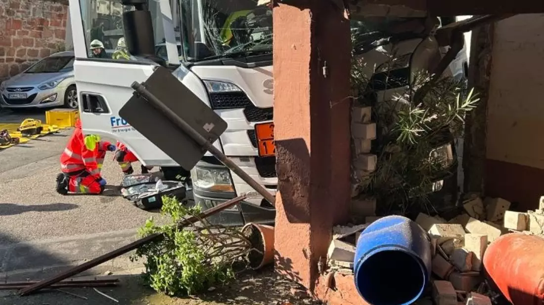 POL-PDLD: Schwer verletzter LKW-Fahrer und hoher Sachschaden bei Heizöl-Anlieferung - Bild: presseportal.de