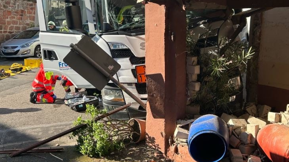 POL-PDLD: Schwer verletzter LKW-Fahrer und hoher Sachschaden bei Heizöl-Anlieferung - Foto: presseportal.de