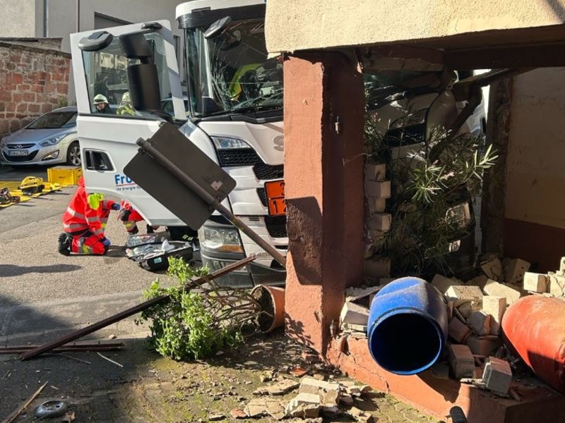 POL-PDLD: Schwer verletzter LKW-Fahrer und hoher Sachschaden bei Heizöl-Anlieferung - Foto: presseportal.de