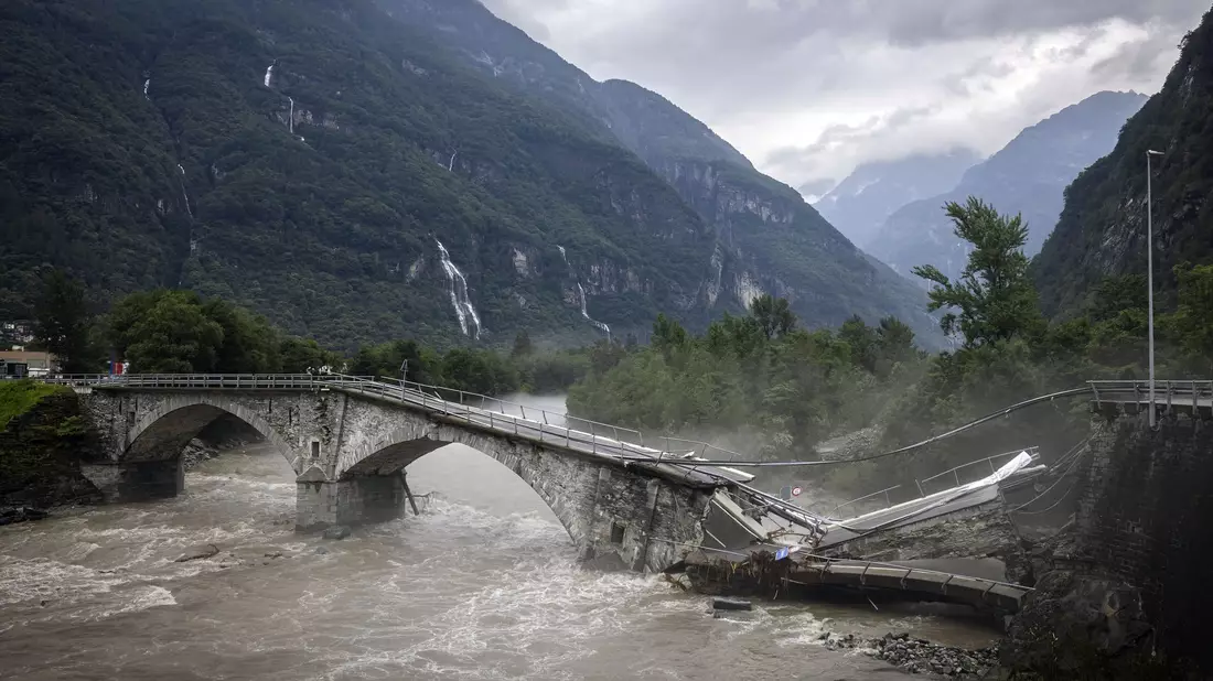 Bei den Unwettern am vergangenen Wochenende riss der angeschwollene Fluss Maggia eine Brücke ein. (Archivbild) - Bild: Michael Buholzer/KEYSTONE/dpa
