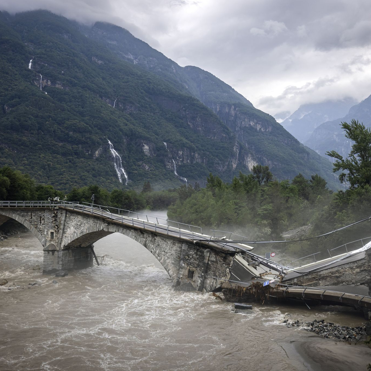 Bei den Unwettern am vergangenen Wochenende riss der angeschwollene Fluss Maggia eine Brücke ein. (Archivbild) - Foto: Michael Buholzer/KEYSTONE/dpa