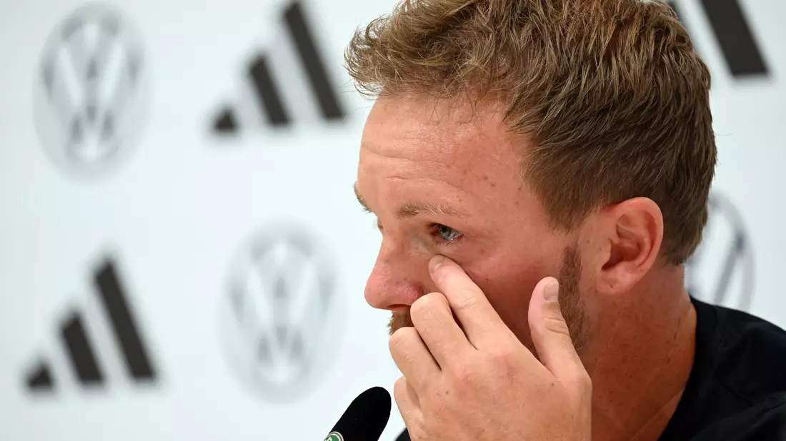 Bundestrainer Julian Nagelsmann kämpft während der DFB-Pressekonferenz mit den Tränen  - Bild: Federico Gambarini/dpa