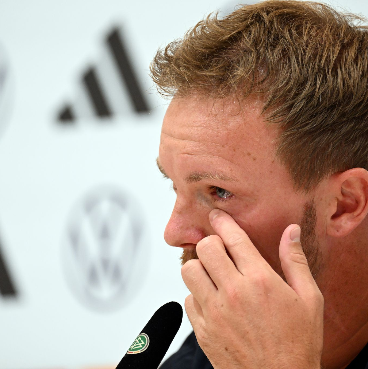 Bundestrainer Julian Nagelsmann kämpft während der DFB-Pressekonferenz mit den Tränen  - Foto: Federico Gambarini/dpa