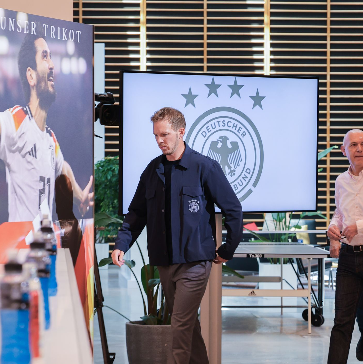 Bundestrainer Julian Nagelsmann (l-r), DFB-Präsident Bernd Neuendorf und DFB-Sportdirektor Rudi Völler kommen zur Pressekonferenz. - Foto: Christian Charisius/dpa