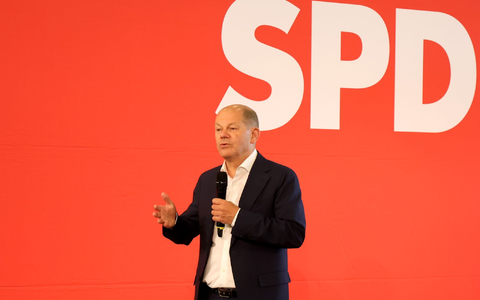 Der Kanzler verwies bei einem Auftritt in Weimar unter anderem auf die Erhöhung des Kindergeldes. - Foto: Bodo Schackow/dpa