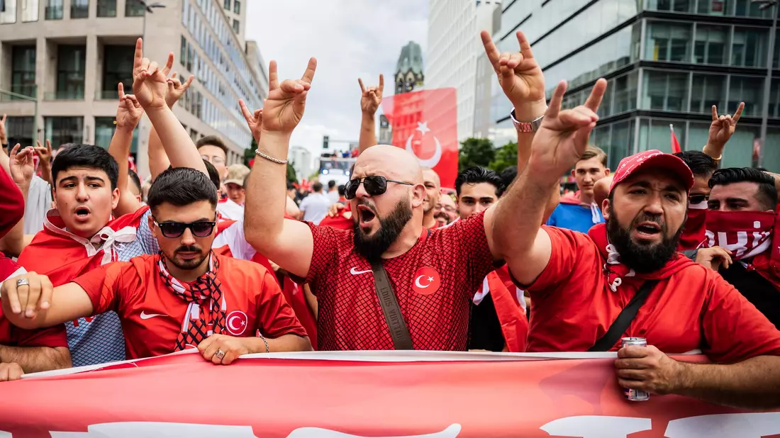 Türkische Fans zeigen den Wolfsgruß. - Bild: Christoph Soeder/dpa