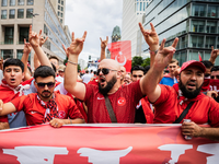 Türkische Fans zeigen den Wolfsgruß. - Foto: Christoph Soeder/dpa