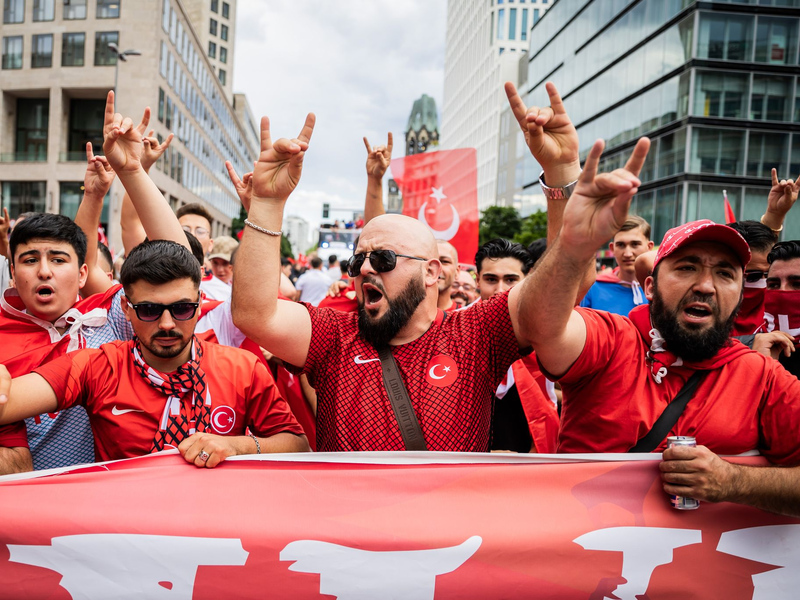 Türkische Fans zeigen den Wolfsgruß. - Foto: Christoph Soeder/dpa