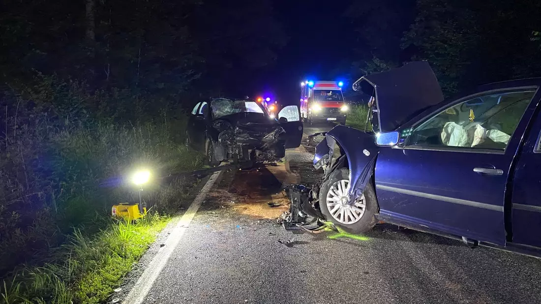 FW VG Asbach: Schwerer Verkehrsunfall bei Stockhausen / Frontalzusammenstoß fordert 2 Schwerverletzte - Bild: presseportal.de