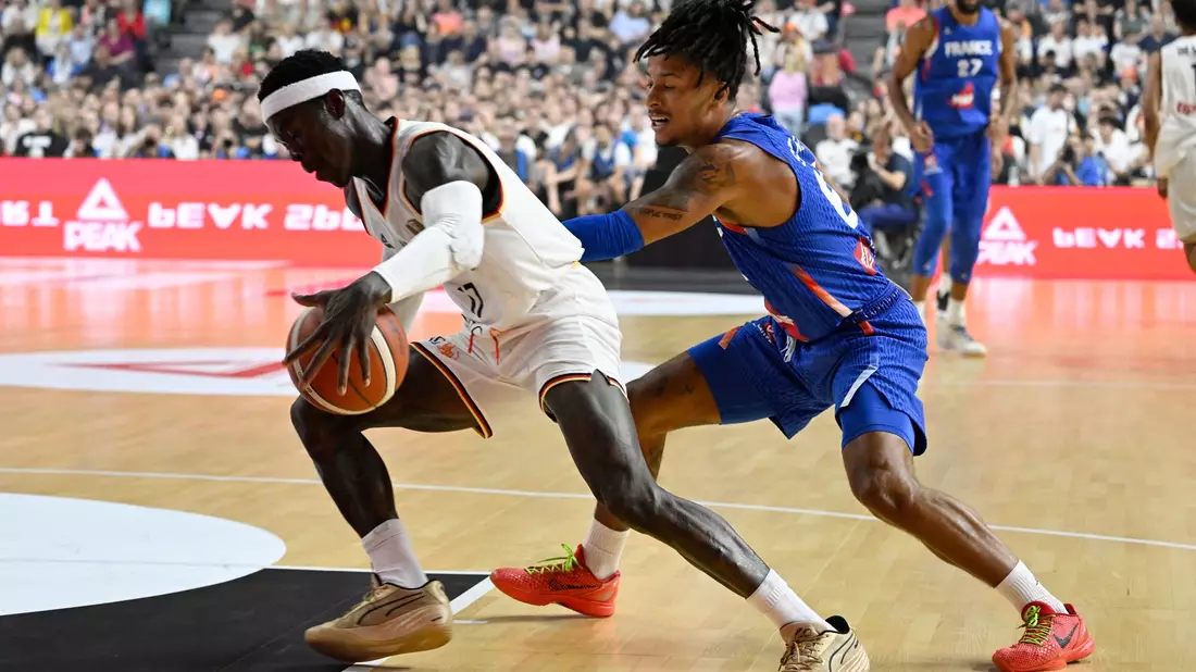 Deutschland's Dennis Schröder (l) behauptet vor dem Franzosen Nicolas Datum den Ball. - Bild: Roberto Pfeil/dpa