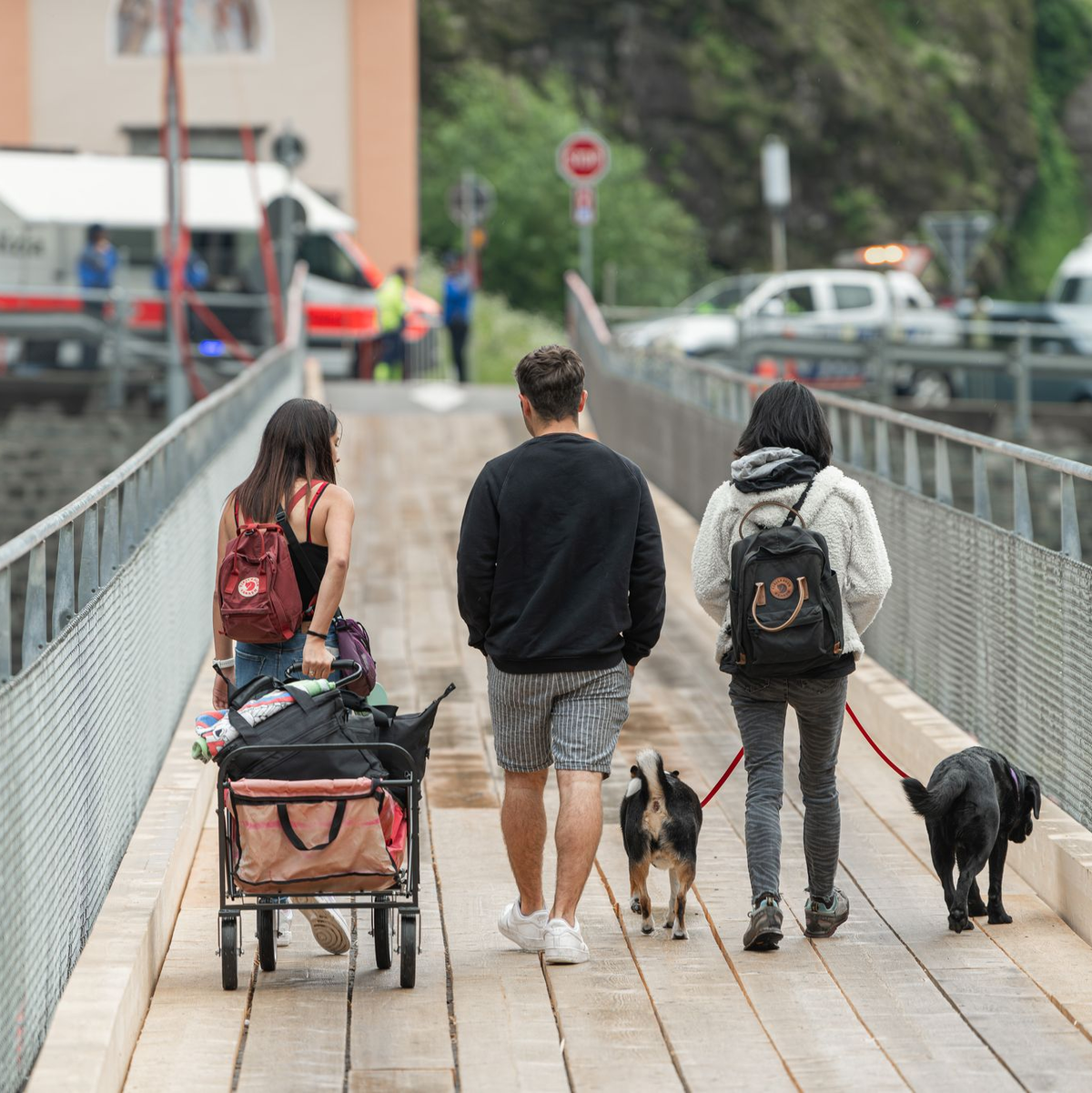 Menschen werden vorsorglich evakuiert - aber nicht alle wollen gehen. - Foto: Elia Bianchi/KEYSTONE/TI-PRESS/dpa