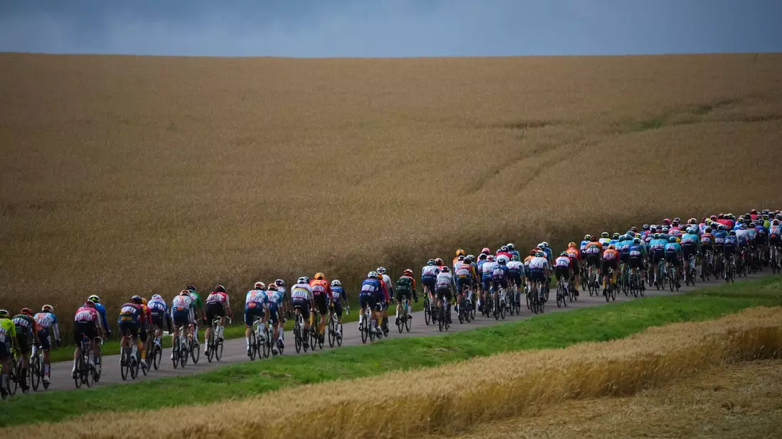 Weiterhin ganz in Gelb: Tour-Spitzenreiter Tadej Pogacar - Bild: Daniel Cole/AP