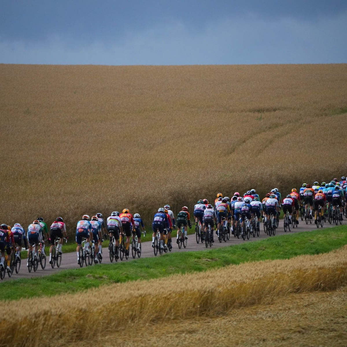 Nach der Tour-Etappe herrschte besonders unter den norwegischen Fahrern gedrückte Stimmung. - Foto: Daniel Cole/AP