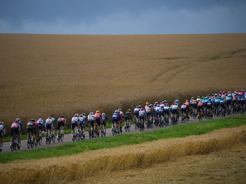 Weiterhin ganz in Gelb: Tour-Spitzenreiter Tadej Pogacar - Foto: Daniel Cole/AP