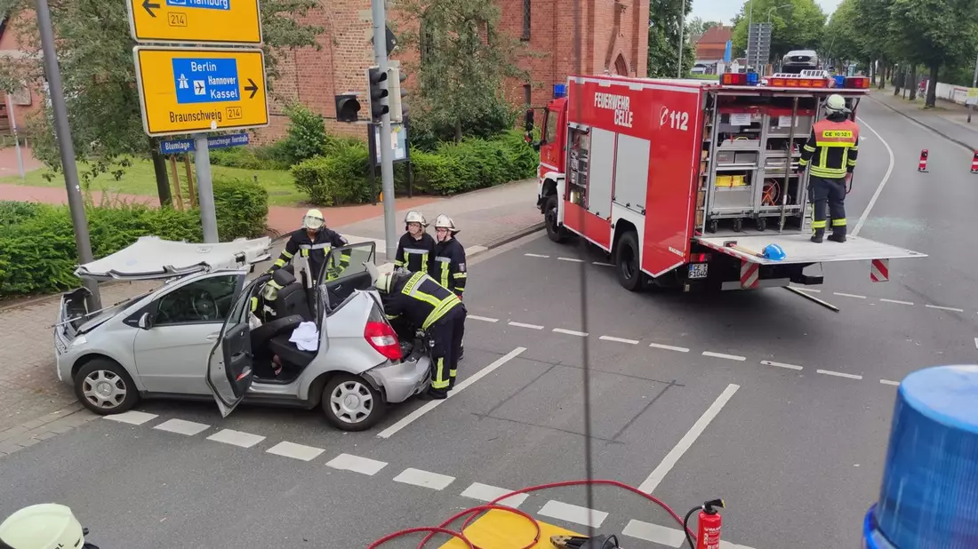 FW Celle: Verkehrsunfall mit sechs betroffenen Personen in Celle - Bild: presseportal.de