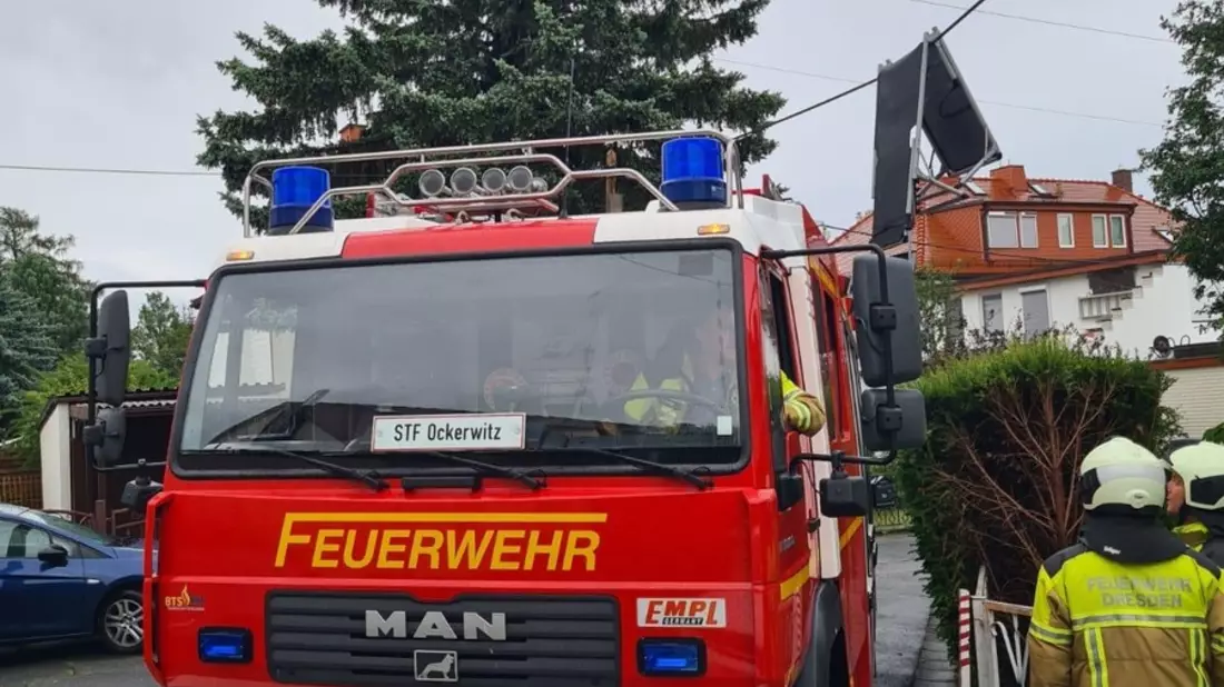 FW Dresden: Gewitter mit Sturmböen sorgt am späten Samstagnachmittag für mehrere Feuerwehreinsätze - Bild: presseportal.de