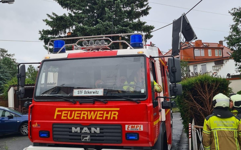 FW Dresden: Gewitter mit Sturmböen sorgt am späten Samstagnachmittag für mehrere Feuerwehreinsätze - Foto: presseportal.de