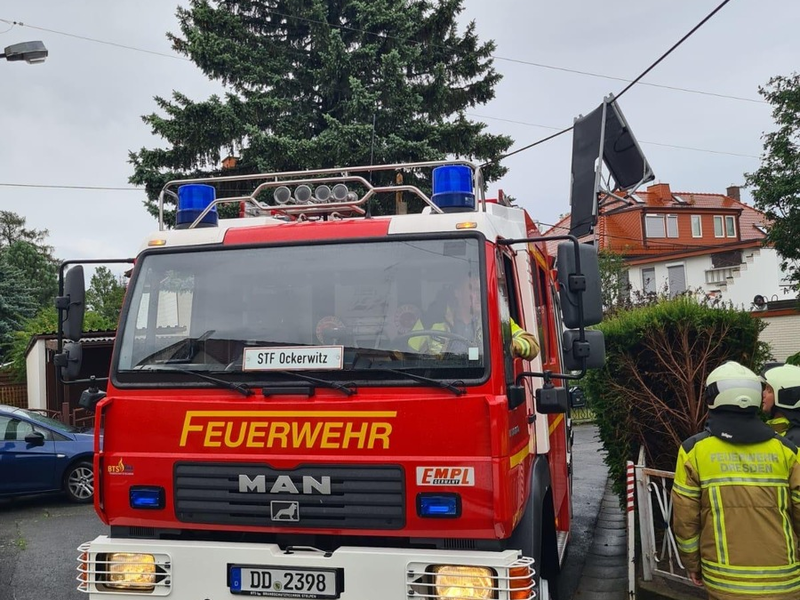 FW Dresden: Gewitter mit Sturmböen sorgt am späten Samstagnachmittag für mehrere Feuerwehreinsätze - Foto: presseportal.de
