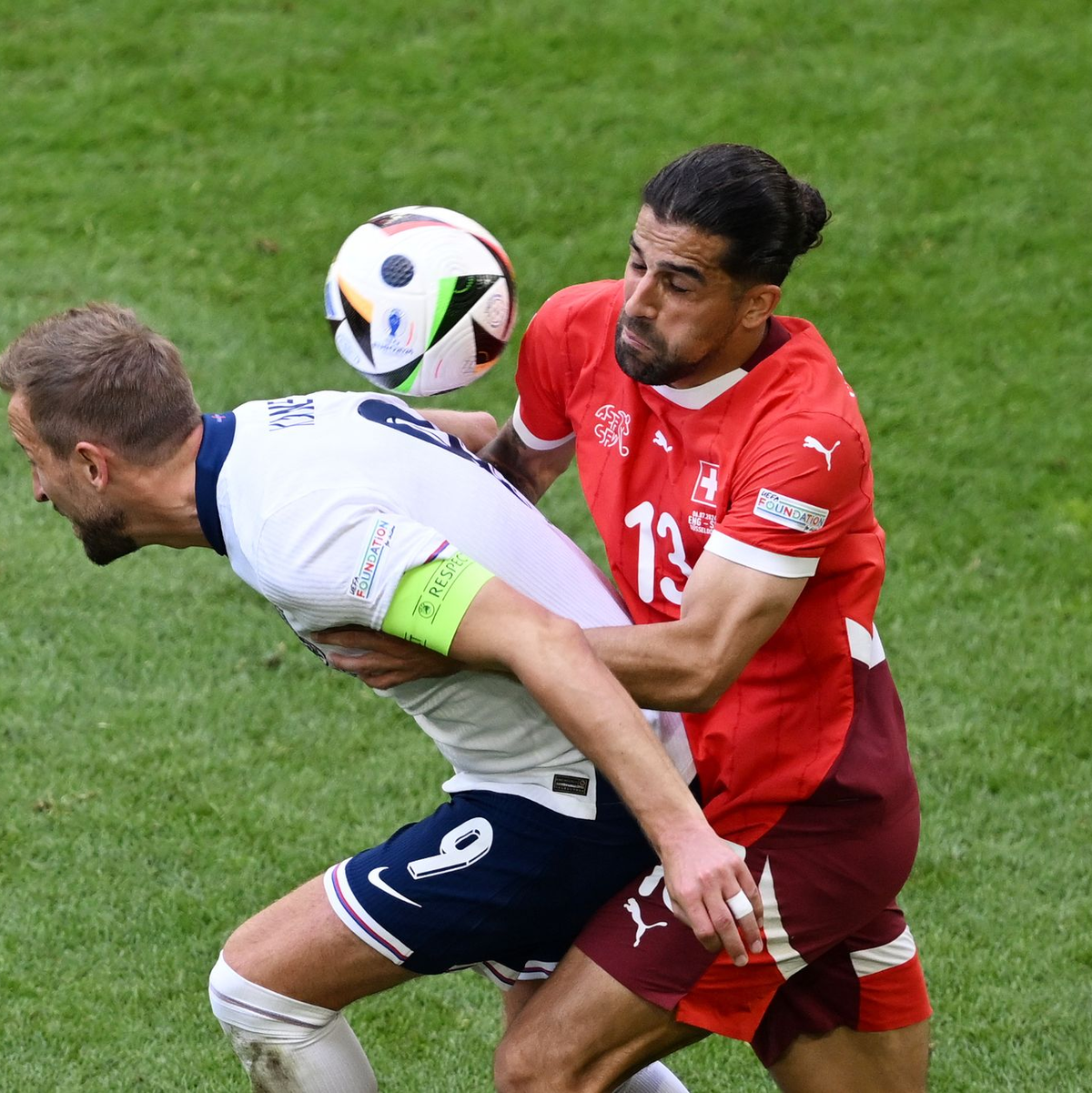 Englands Harry Kane (l) und der Schweizer Ricardo Rodriguez kämpfen um den Ball. - Foto: David Inderlied/dpa