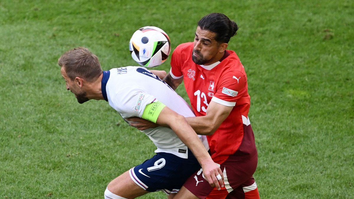 Englands Trainer Gareth Southgate (r) und Harry Kane. - Foto: David Inderlied/dpa