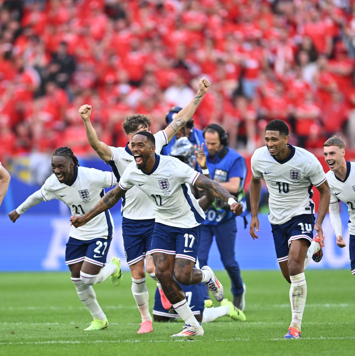 Englands Spieler feiern nach dem gewonnenen Elfmeterschießen. - Foto: Marius Becker/dpa