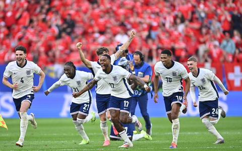 Southgate mit seinem Vertrauten, Verteidiger John Stones. - Foto: Marius Becker/dpa