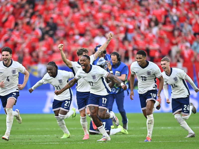 Southgate mit seinem Vertrauten, Verteidiger John Stones. - Foto: Marius Becker/dpa