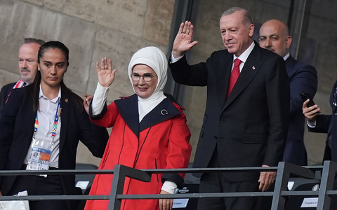 Recep Tayyip Erdogan (2.v.r), Präsident der Türkei, und seine Frau Emine Erdogan winken vor dem Spiel auf der Tribüne. - Foto: Marcus Brandt/dpa Recep Tayyip Erdogan (2.v.r), Präsident der Türkei, und seine Frau Emine Erdogan winken vor dem Spiel auf der Tribüne. - Foto: Marcus Brandt/dpa