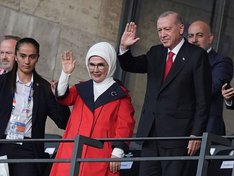 Doch der Niederländer Stefan de Vrij (M) traf zum 1:1-Ausgleich. - Foto: Marcus Brandt/dpa