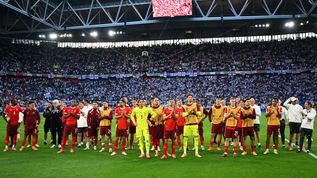 Harry Kane scheint sich nach seiner Auswechslung gegen die Schweiz wegen Krämpfen gut erholt zu haben. - Bild: Arne Dedert/dpa