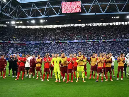 Harry Kane scheint sich nach seiner Auswechslung gegen die Schweiz wegen Krämpfen gut erholt zu haben. - Foto: Arne Dedert/dpa