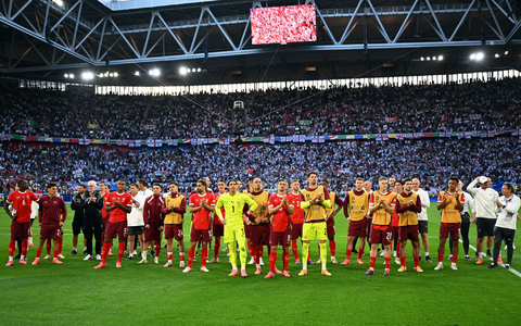 Harry Kane scheint sich nach seiner Auswechslung gegen die Schweiz wegen Krämpfen gut erholt zu haben. - Foto: Arne Dedert/dpa