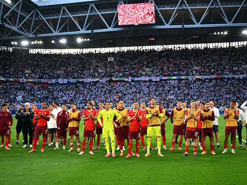 Harry Kane scheint sich nach seiner Auswechslung gegen die Schweiz wegen Krämpfen gut erholt zu haben. - Foto: Arne Dedert/dpa