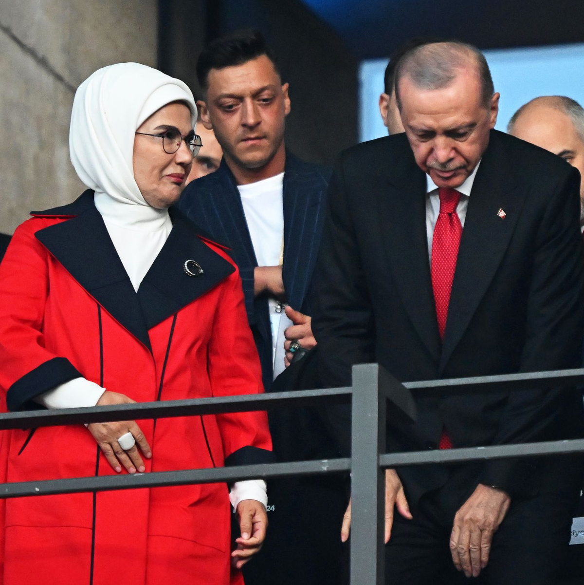 Auch Mesut Özil (M) war bei dem EM-Viertelfinale im Berliner Olympiastadion. - Foto: Sebastian Christoph Gollnow/dpa