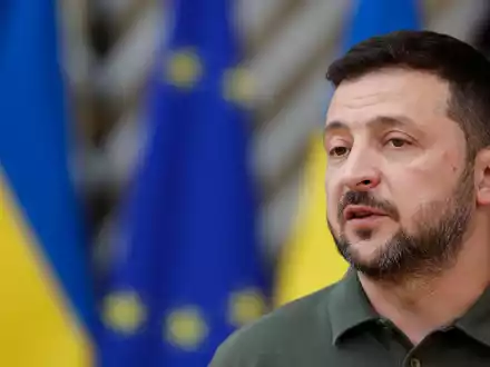 Der ukrainische Präsident Wolodymyr Selenskyj spricht mit den Medien bei seiner Ankunft zu einem EU-Gipfel. Beim Nato-Gipfel in Washington verspricht er Hilfe für das bei einem Raketenangriff beschädigte Kinderkrankenhaus. (Archivbild) - Foto: Geert Vanden Wijngaert/AP/dpa