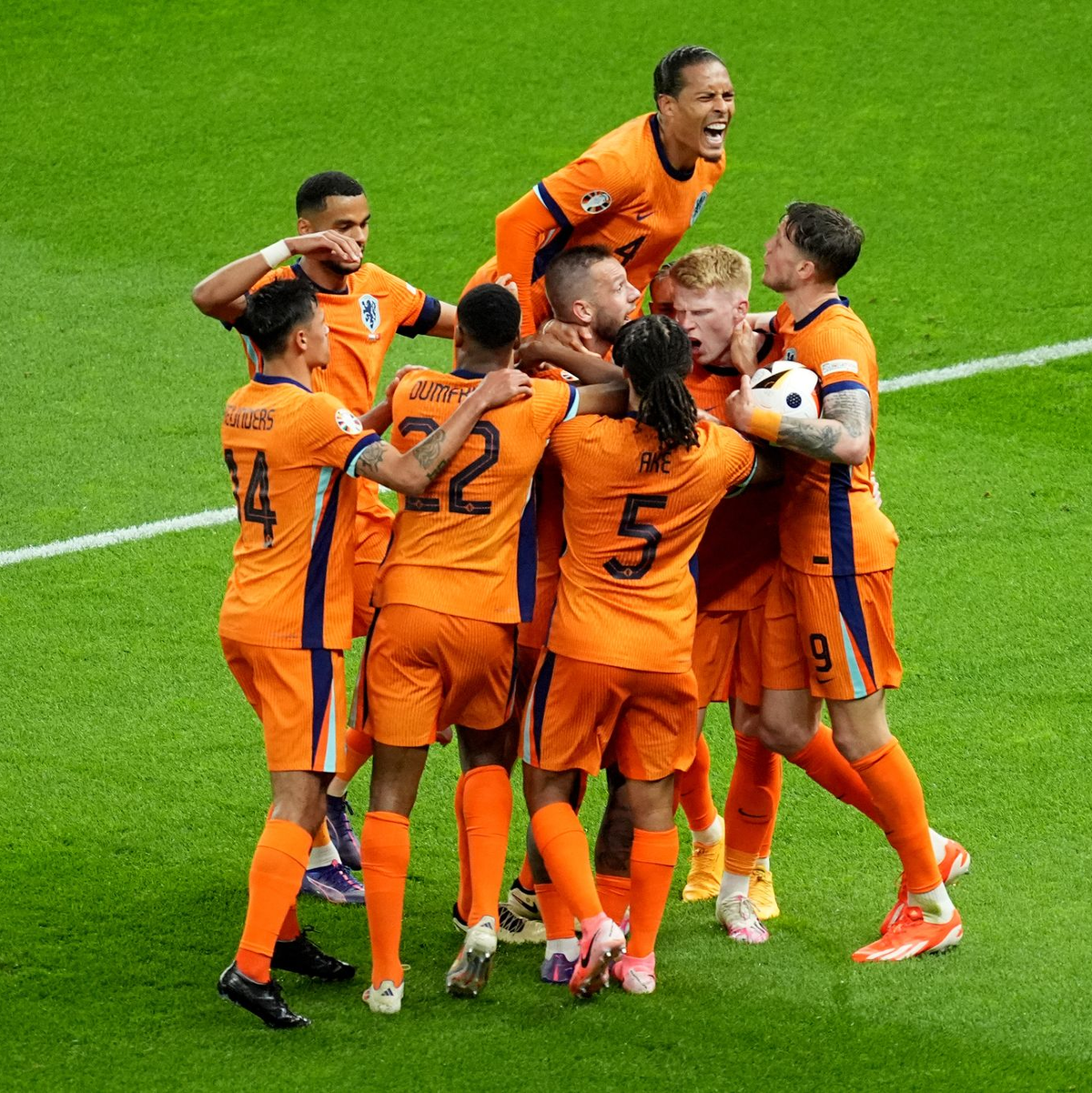 Stefan de Vrij (M) wird nach seinem Tor zum 1:1 von den Mitspielern umjubelt. - Foto: Michael Kappeler/dpa