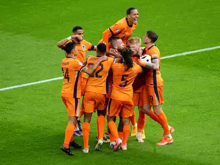 Nach dem wichtigen Tor zum 1:1 jubeln die Oranje-Spieler. - Foto: Michael Kappeler/dpa