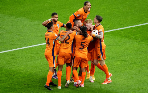 Nach dem wichtigen Tor zum 1:1 jubeln die Oranje-Spieler. - Foto: Michael Kappeler/dpa