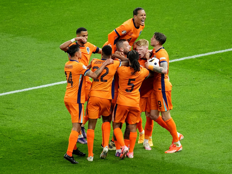 Nach dem wichtigen Tor zum 1:1 jubeln die Oranje-Spieler. - Foto: Michael Kappeler/dpa